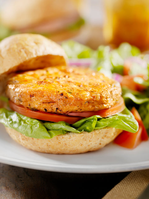 BURGER VEGANA CON ENSALADA DE COL