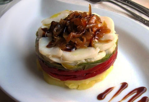 TIMBAL DE ENSALADA TEMPLADA DE BACALAO Y VERDURAS
