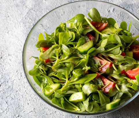 ENSALADA PARMESANA DE BROTES TIERNOS CON MERMELADA DE TOMATE